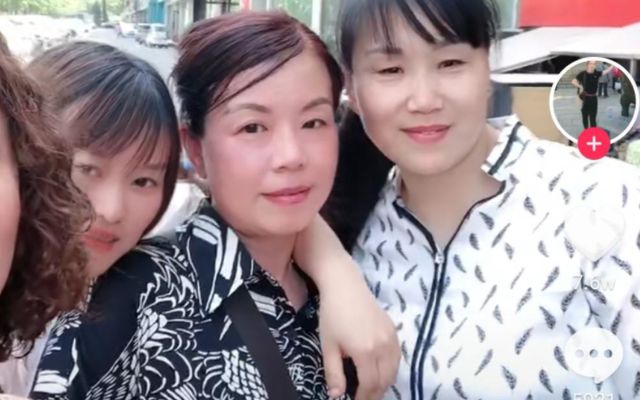 错换人生择日再审郭威邀请许妈聚餐许敏抱着孙子笑容满面