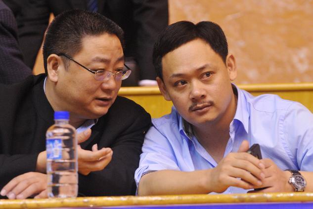 奥运冠军占旭刚连任校长空姐妻子生一儿一女生活幸福