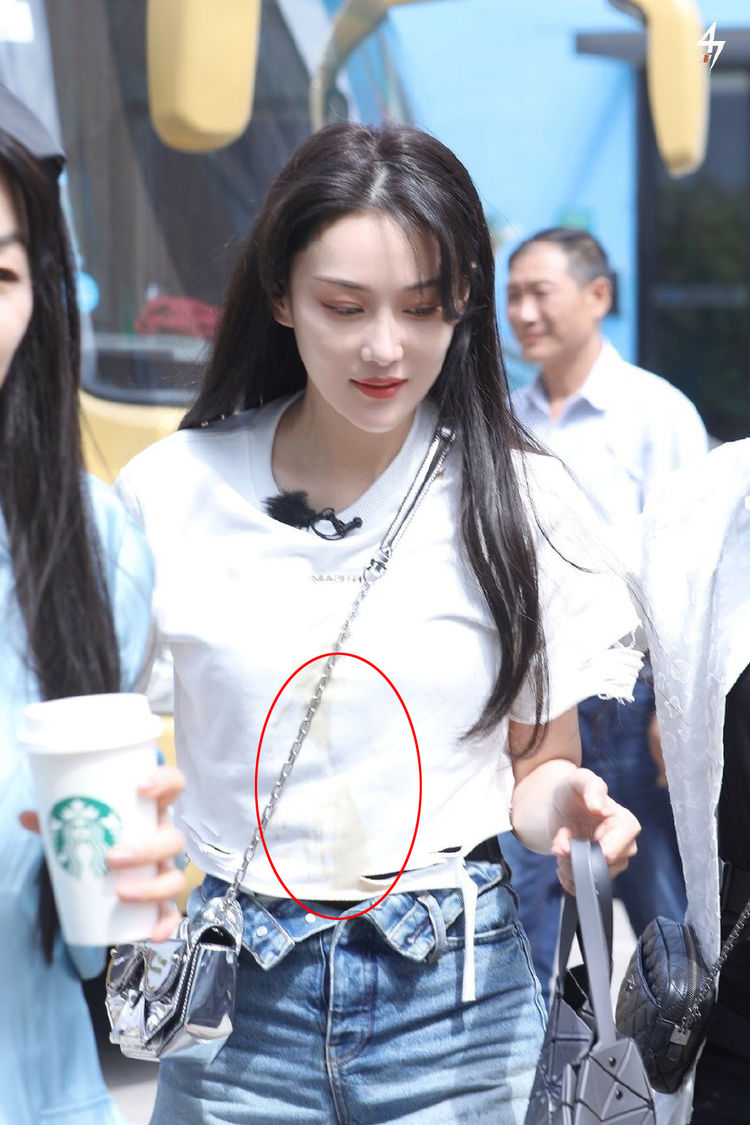 被老公夸赞后张馨予再接长发秀身材半拉短裤筷子腿抢镜