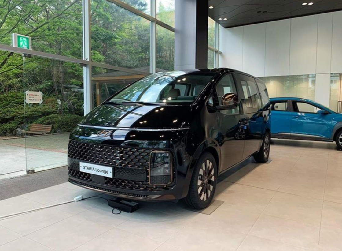 现代11座豪华mpv海外实拍,概念车外形,gl8有压力吗?-新浪汽车