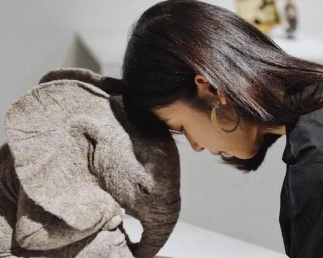 家里蹲了11年的北京殷越与社会脱轨多年零收入如今红到国外