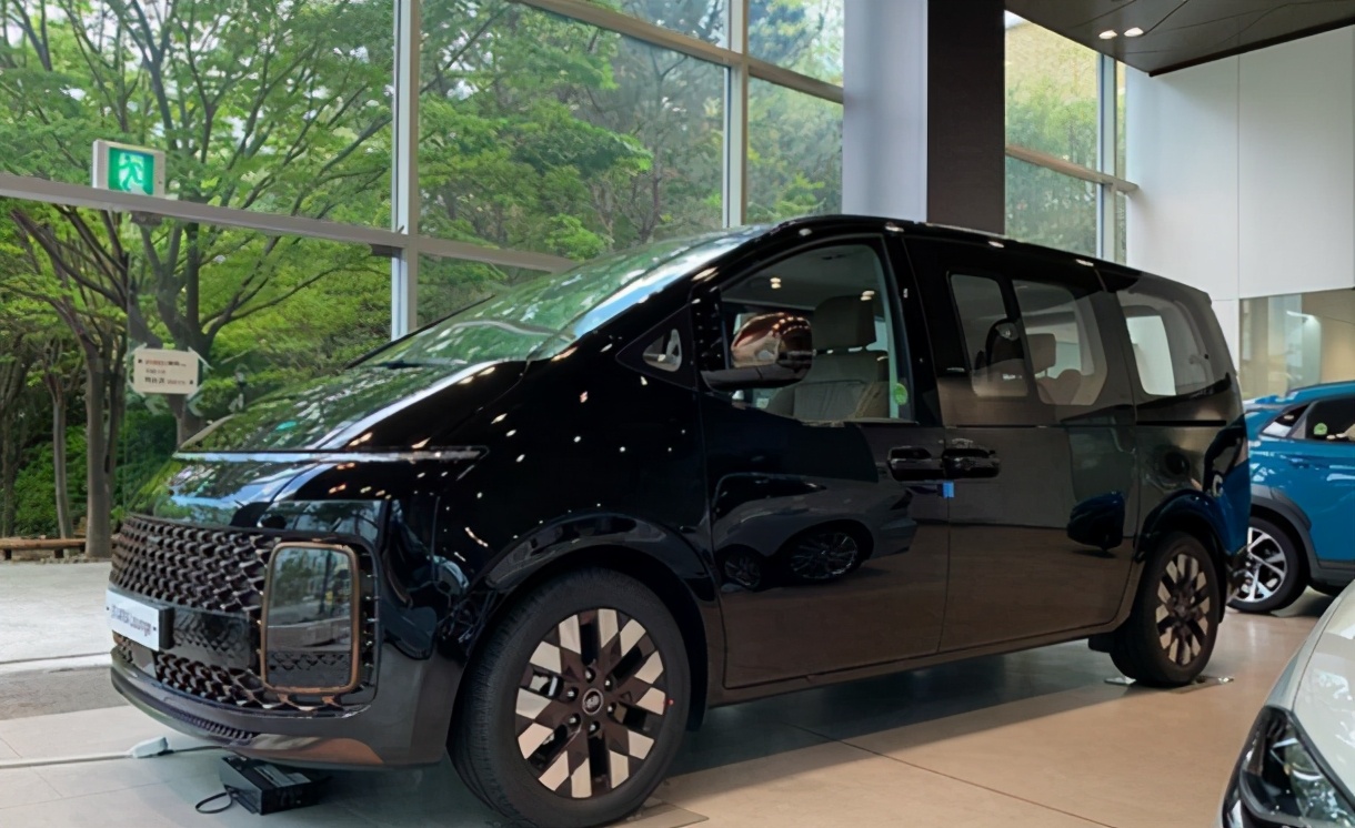 现代11座豪华mpv海外实拍,概念车外形,gl8有压力吗?-新浪汽车