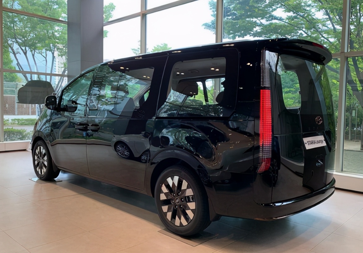 现代11座豪华mpv海外实拍,概念车外形,gl8有压力吗?-新浪汽车