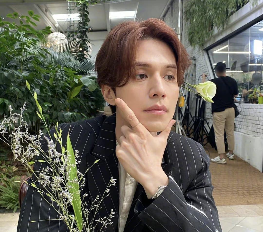 李栋旭近照头上戴花展现别样九尾狐手上的戒指暴露修图痕迹