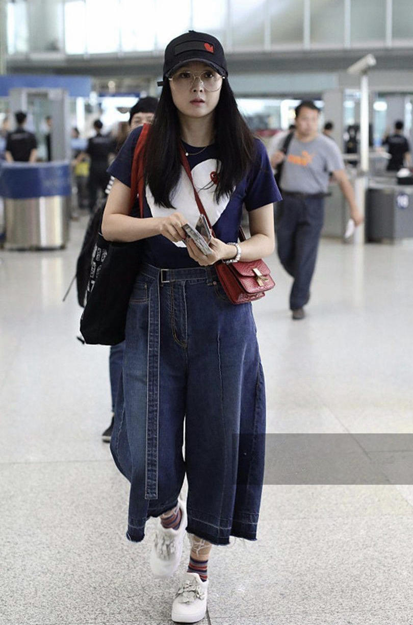 王艳真有富态美穿白色上衣配半身裙优雅温柔简约随性