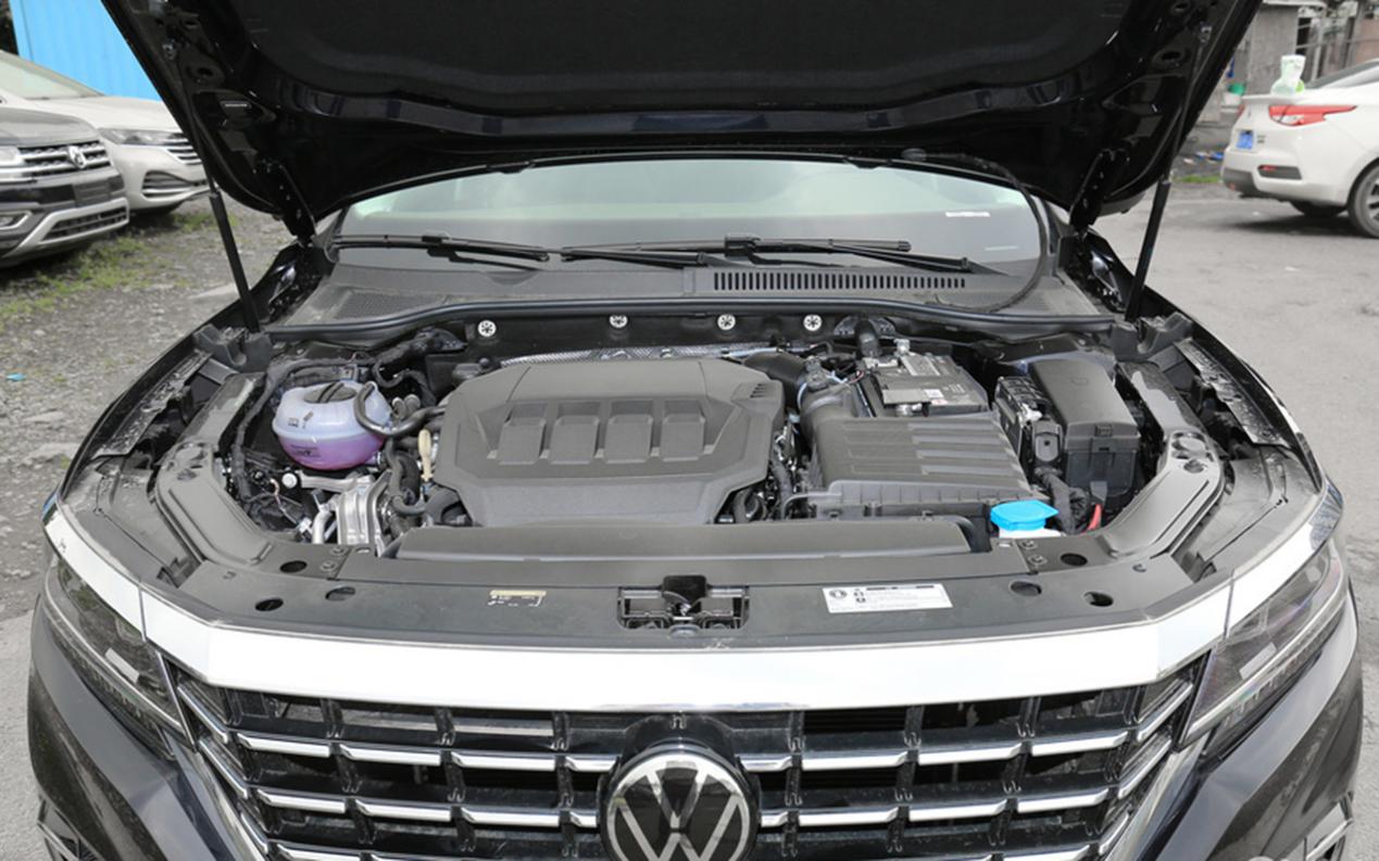 现款帕萨特发动机舱至于动力,目前官方并没有公布具体的动力信息.