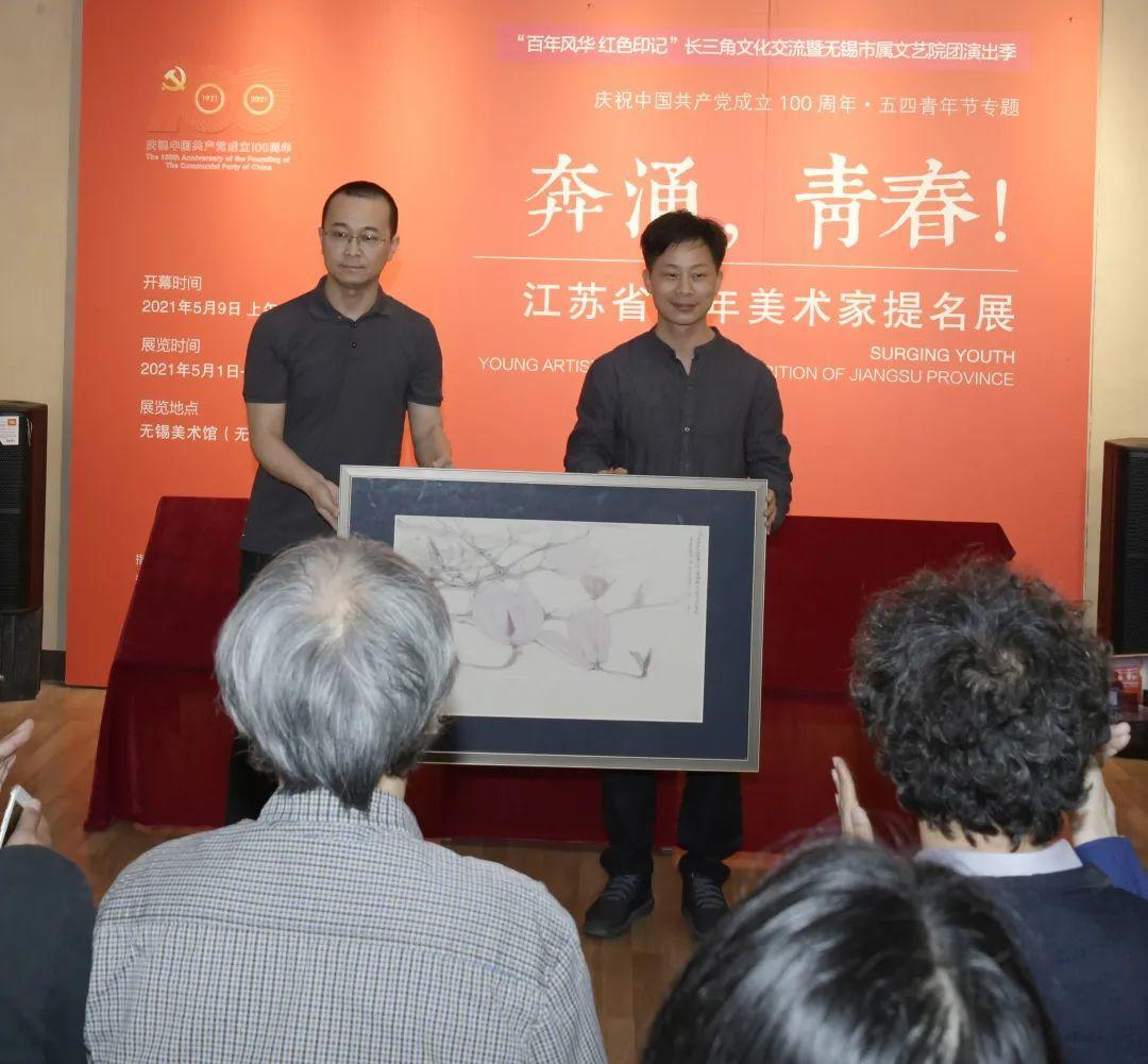 系列,油画《古韵生晖》,无锡美术馆副馆长赖辉代表无锡美术馆接受了