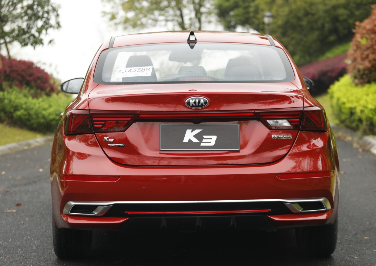 昔日爆款最强家用车起亚k3打开车门我忘记了伊兰特