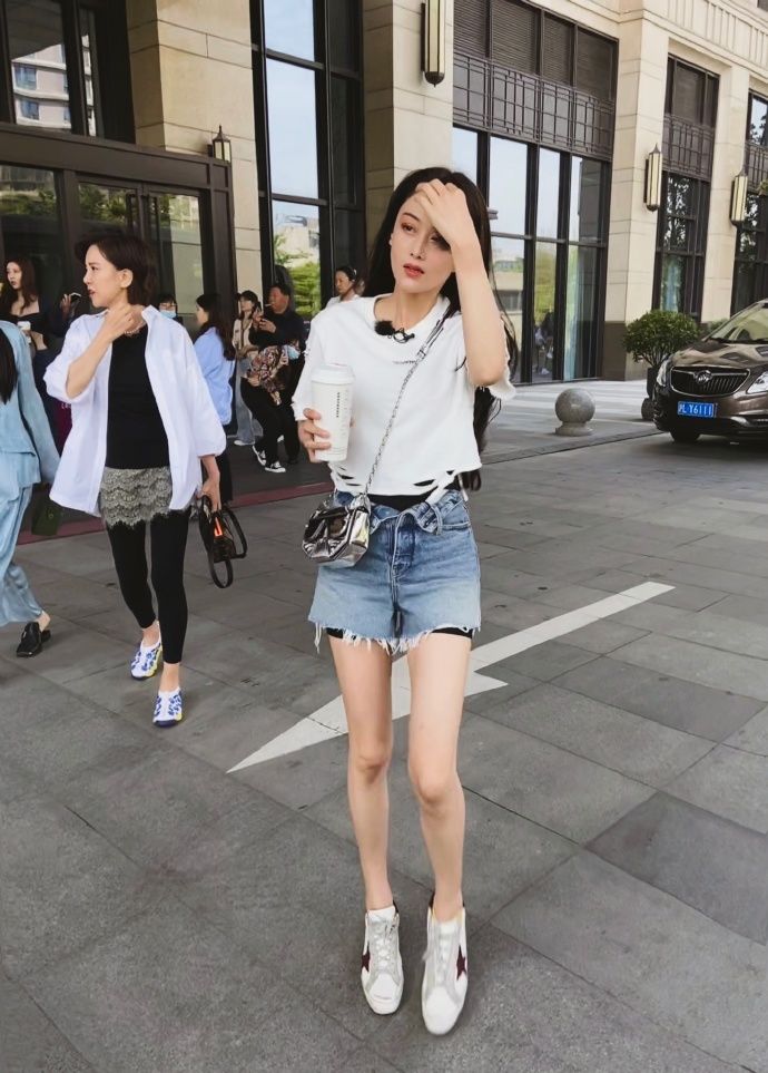 被老公夸赞后张馨予再接长发秀身材半拉短裤筷子腿抢镜