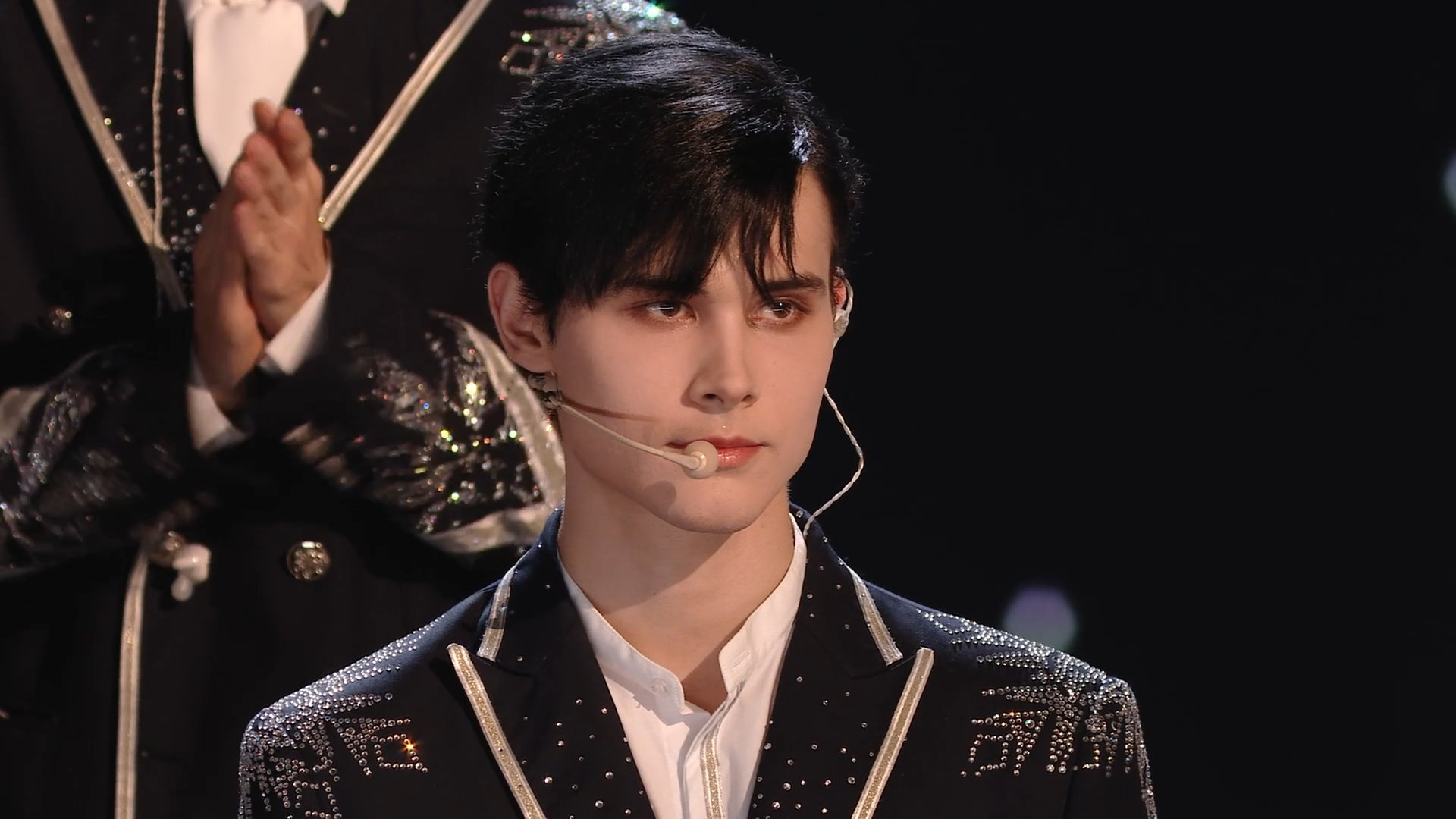 相比于最后成团的这一个团体来说,利路修的热度明