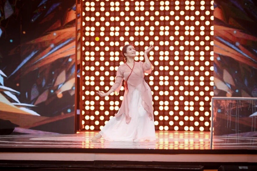 黄金100秒主持人维妮娜为天下母亲送祝福