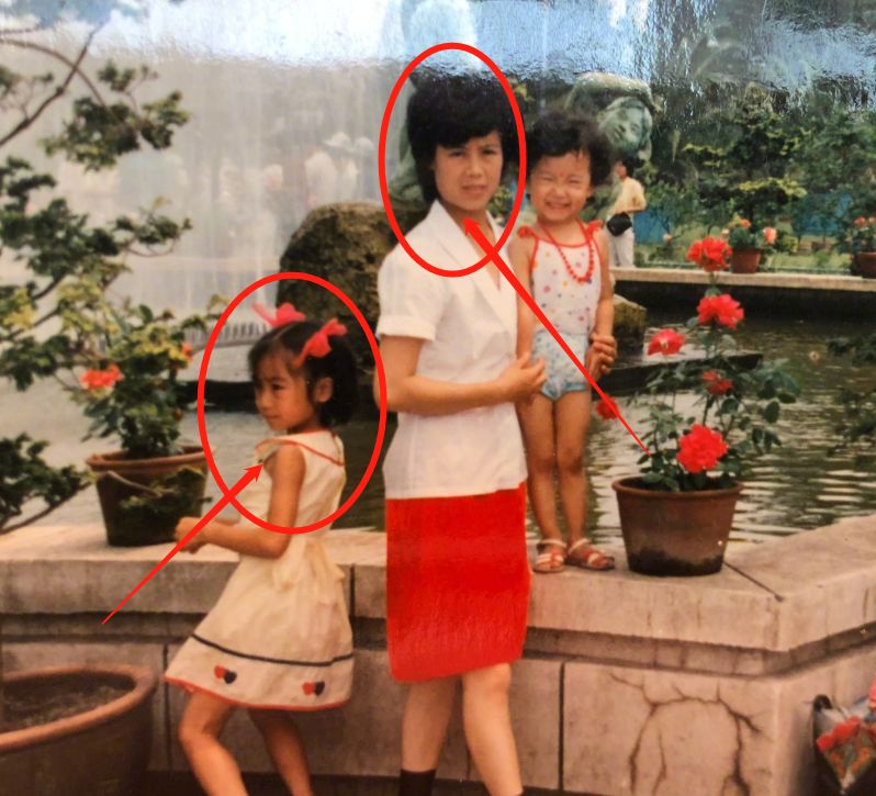 张小斐晒合照庆祝母亲节母女俩同框似姐妹我在关注她的童年照