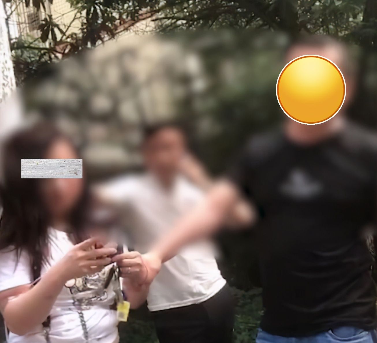 “坏人不分男女”,女子偷东西被当场抓获,男子将其绑电线杆示众休闲区蓝鸢梦想 - Www.slyday.coM “坏人不分男女”,女子偷东西被当场抓获,男子将其绑电线杆示众休闲区蓝鸢梦想 - Www.slyday.coM