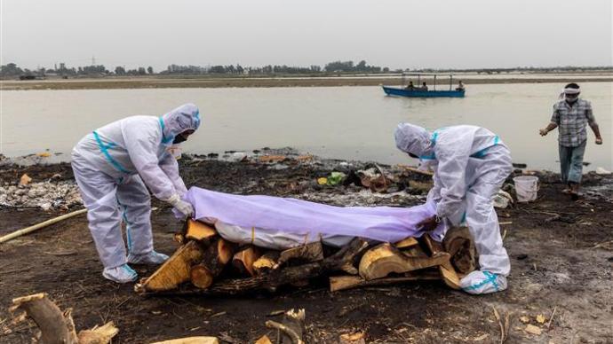 印度恒河岸边现四十余具遗体，疑为新冠逝者