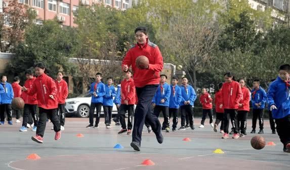 14岁身高就有2米26!中国女巨人统治力太强了,15分钟砍28分15板休闲区蓝鸢梦想 - Www.slyday.coM 14岁身高就有2米26!中国女巨人统治力太强了,15分钟砍28分15板休闲区蓝鸢梦想 - Www.slyday.coM