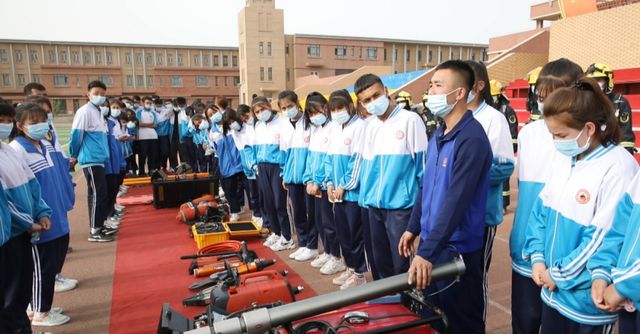 库车市第一中学校长玉努斯·克比尔说:"通过这次演练,加强了全体师生