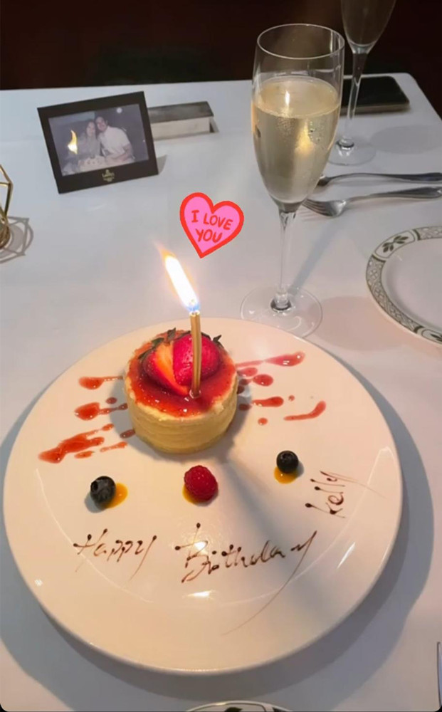 tvb力捧小花晒个人美照庆祝31岁生日意外曝光与男友恩爱合影