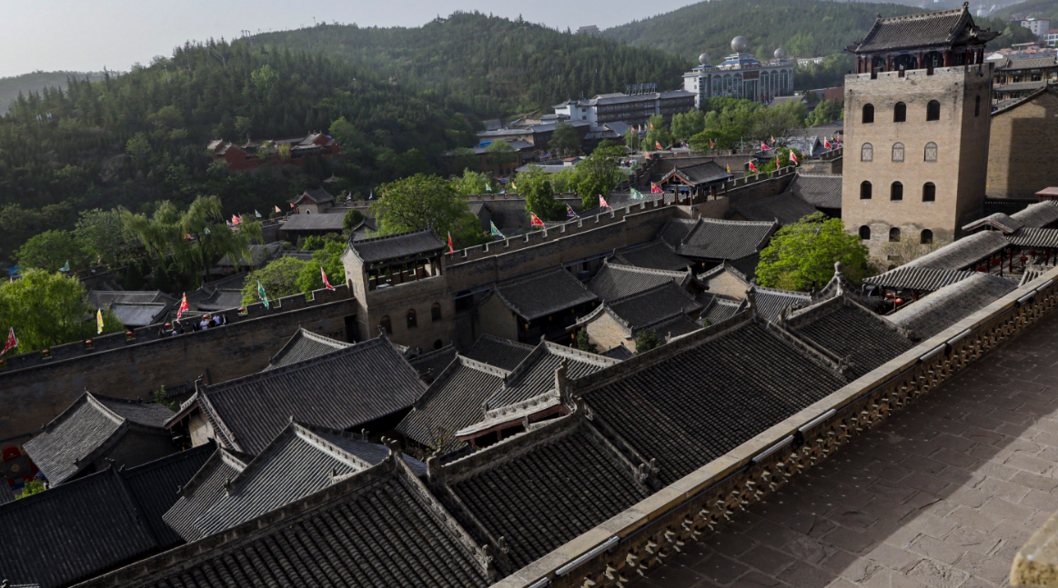 这一组别具特色的古代建筑群包含了前堂后寝,左右内府,书院,花园,闺楼