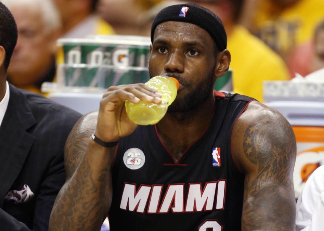 喝水直接用桶,奥尼尔更夸张,谁让他们有一双大手|奥尼尔|大手