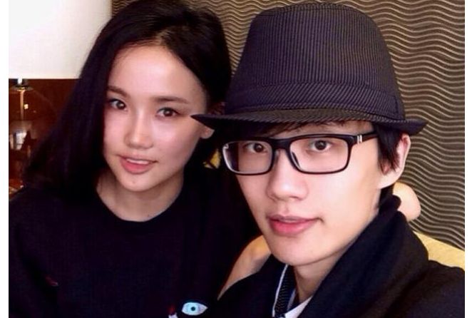 黄龄男友两人十指紧扣外出约会车内热情拥吻显甜蜜