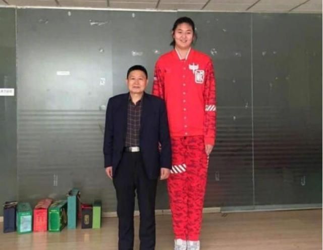 14岁身高就有2米26!中国女巨人统治力太强了,15分钟砍28分15板休闲区蓝鸢梦想 - Www.slyday.coM 14岁身高就有2米26!中国女巨人统治力太强了,15分钟砍28分15板休闲区蓝鸢梦想 - Www.slyday.coM