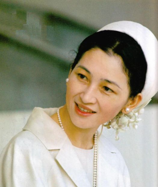 诗丽吉不输英女王的亚洲美后出轨后爱整容脸上黑斑难除