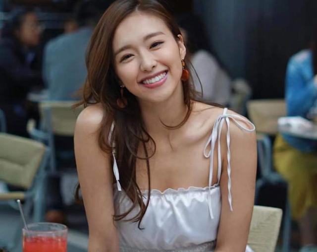 90后香港小姐冠军,初恋脸a4腰加大长腿,网友:新一代