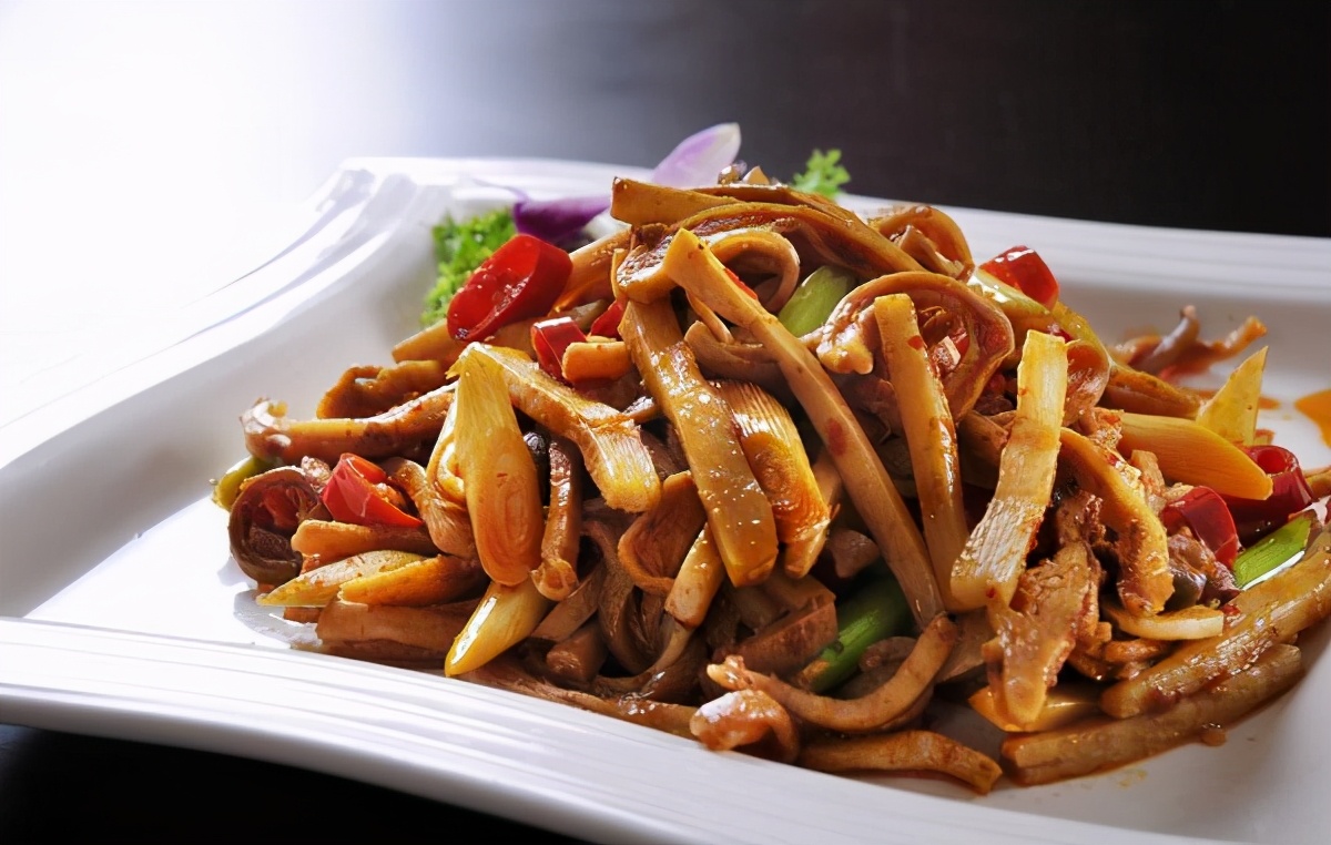 油肚丝5,将调好的糖醋汁迅速淋在炸好的鱼片上即可.