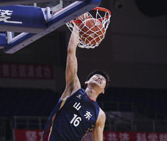 朱荣振的得分不多,得分手段,也仅是篮下的补篮,扣篮这两种,中距离投篮