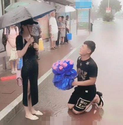 下跪|女友|小伙_新浪新闻