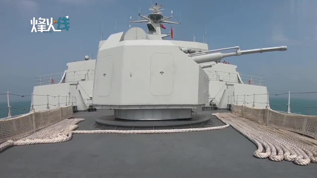 战舰中的名牌985!舷号985祁连山两栖登陆舰战炮怒吼全开