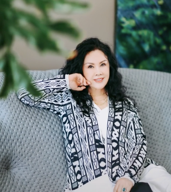 潘长江老婆美照罕曝!脖子上3根金项链显富贵,与女儿合照似姐妹