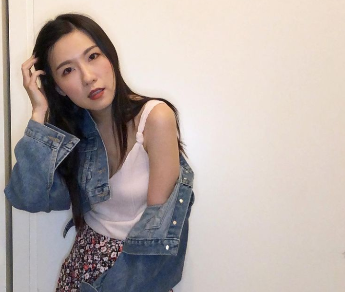 王晶女儿罕晒三代同堂合影,31岁王子涵清纯脱俗,王太太端庄大气