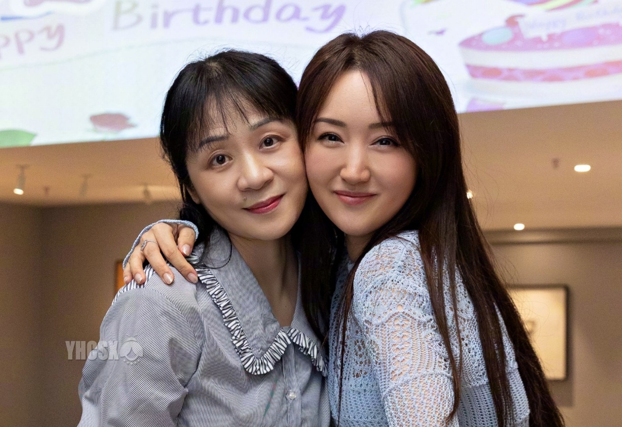 杨钰莹生日晒美照闺蜜个个气质优雅蕾丝裙穿出美人鱼般好身材