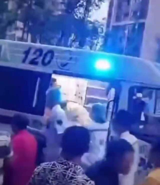 成都一电瓶车爆燃瞬间吞噬电梯导致多人受伤 需出台相关制度杜绝休闲区蓝鸢梦想 - Www.slyday.coM