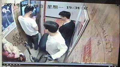 成都一电瓶车爆燃瞬间吞噬电梯导致多人受伤 需出台相关制度杜绝休闲区蓝鸢梦想 - Www.slyday.coM