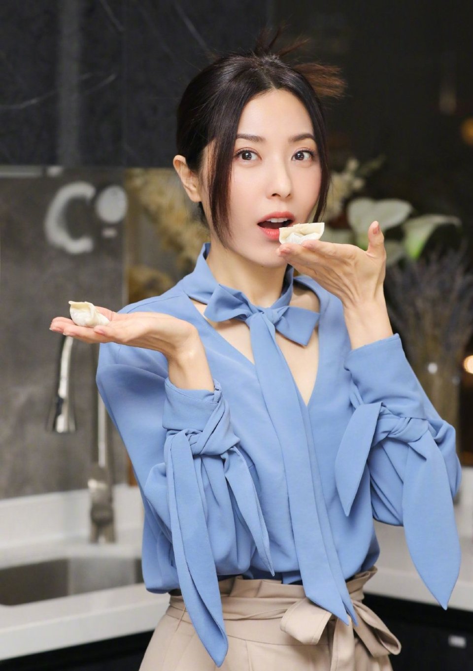 与男子亲密挽手被拍后秒澄清,44岁仍单身|曾黎|结婚|蓝色档案_新浪