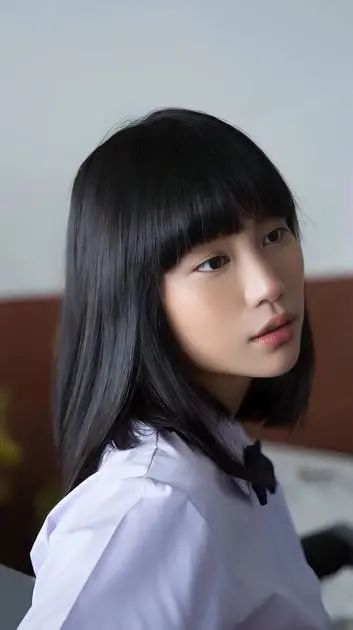 黑长直公主切短发,酷飒又不失可爱,完美的素颜肌肤,五官立体感十足.