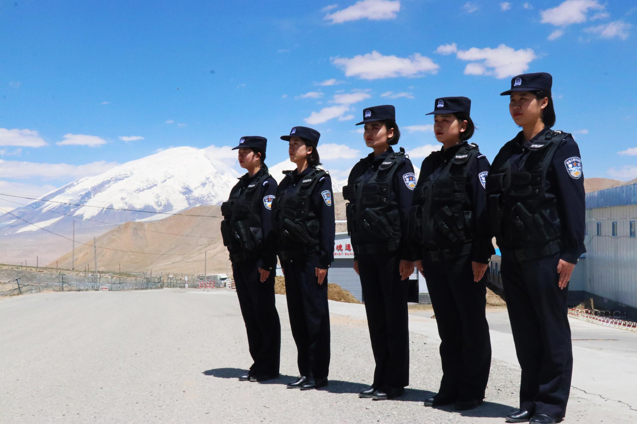 卡拉苏出入境边防检查站执勤女警在站岗(2019年7月22日摄).