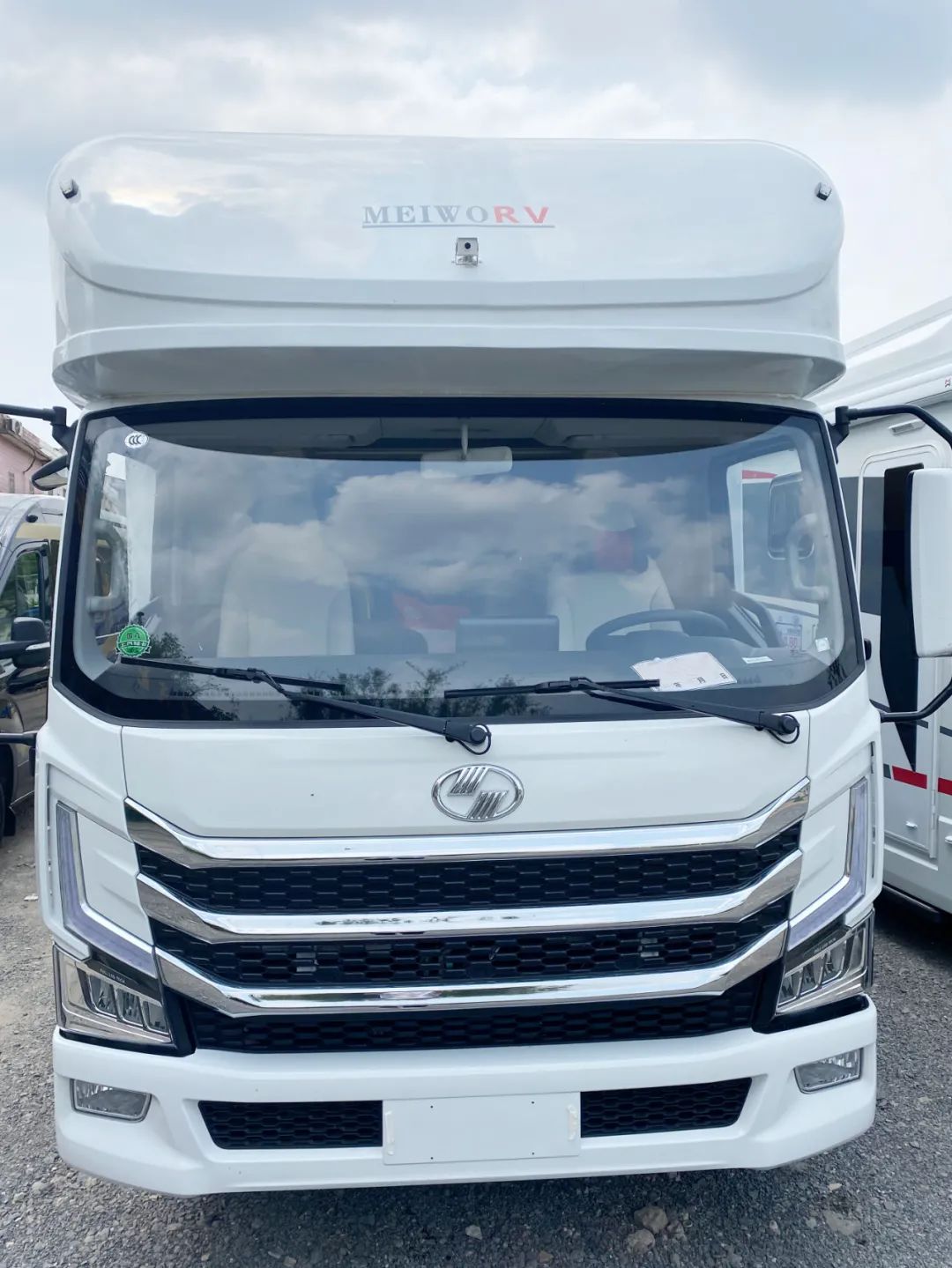 可坐三人的驾驶室 美沃上汽跃进h500轻卡房车 6座6卧 2.8t强动力