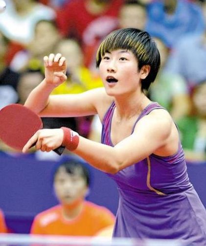 乒乓球运动员丁宁穿露肩裙比赛见过吗大长腿让人羡慕