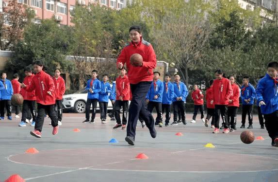 15分钟得28分15板！14岁身高2米26女姚明统治力太强，未来可期休闲区蓝鸢梦想 - Www.slyday.coM