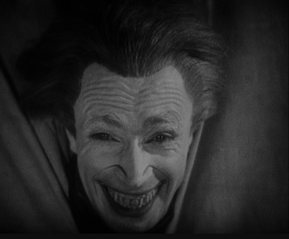 本片名叫《笑面人》改编自莎士比亚的同名悲剧,上映在1928年的本片是