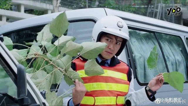昔日小弟违章驾驶,交警星爷本想网开一面