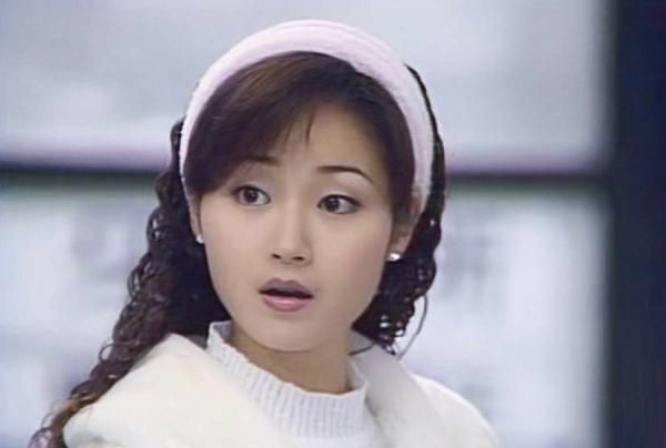 50岁万绮雯定居内地荣升老板娘,投资民宿,亲自晒长腿宣传|万绮雯|民宿|亚视_新浪新闻