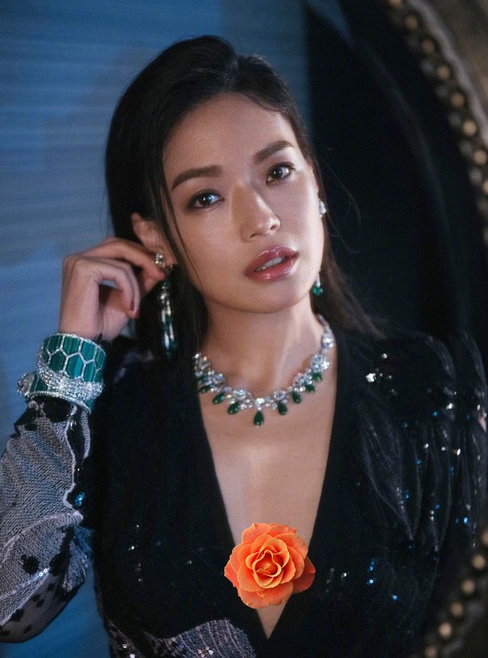 大嘴女神舒淇晒性感造型印花连衣裙华丽高贵深v领开得好夸张