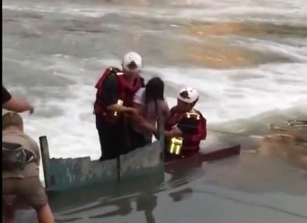 太能作了!湘西2女孩在水坝上拍照被冲走,搜寻1小时后2人终获救休闲区蓝鸢梦想 - Www.slyday.coM 太能作了!湘西2女孩在水坝上拍照被冲走,搜寻1小时后2人终获救休闲区蓝鸢梦想 - Www.slyday.coM