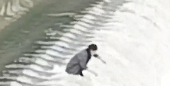 太能作了!湘西2女孩在水坝上拍照被冲走,搜寻1小时后2人终获救休闲区蓝鸢梦想 - Www.slyday.coM 太能作了!湘西2女孩在水坝上拍照被冲走,搜寻1小时后2人终获救休闲区蓝鸢梦想 - Www.slyday.coM