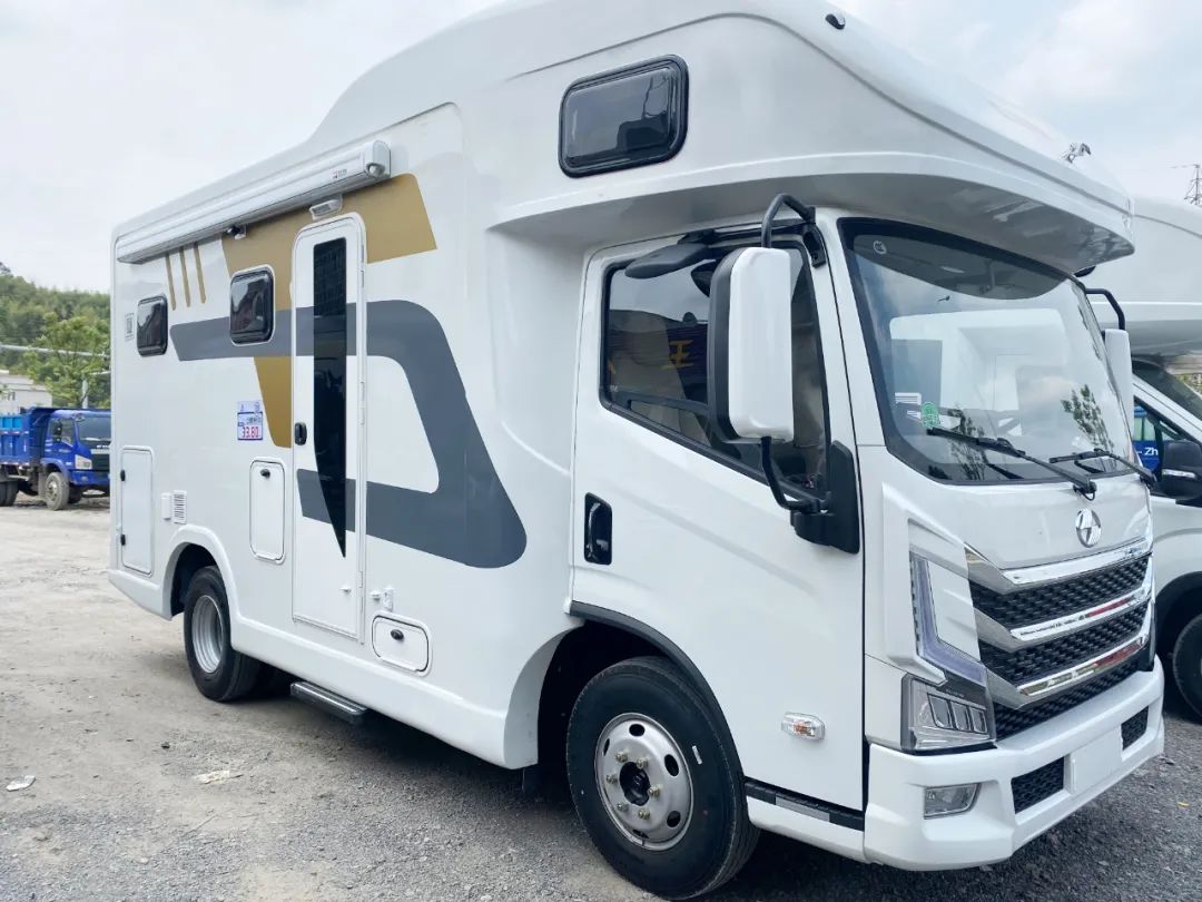 可坐三人的驾驶室 美沃上汽跃进h500轻卡房车 6座6卧 2.8t强动力