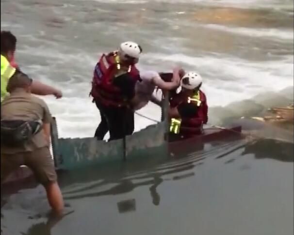 太能作了!湘西2女孩在水坝上拍照被冲走,搜寻1小时后2人终获救休闲区蓝鸢梦想 - Www.slyday.coM 太能作了!湘西2女孩在水坝上拍照被冲走,搜寻1小时后2人终获救休闲区蓝鸢梦想 - Www.slyday.coM